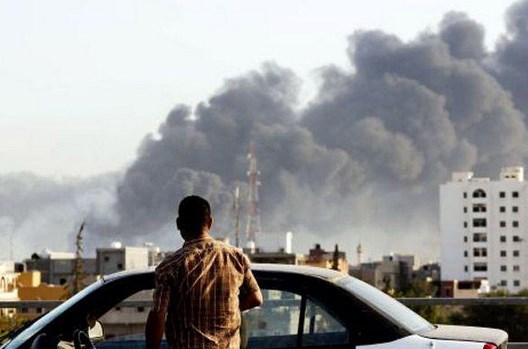 Mueren siete soldados por ataque suicida en aeropuerto de Libia