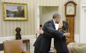 El abrazo de Obama a sobreviviente de ébola (Fotos)