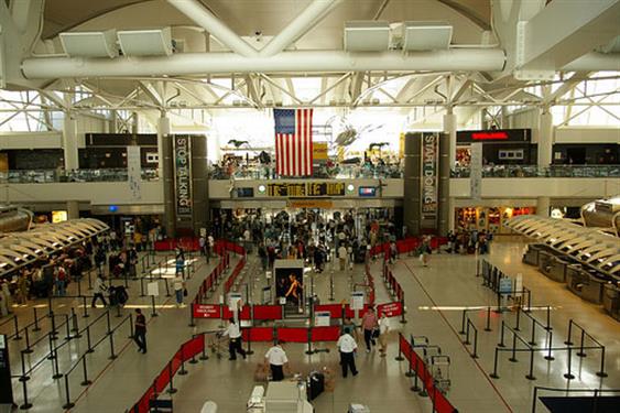 Cinco aeropuertos de EEUU tomarán temperatura a viajeros que provengan de África