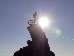 Este ciclista desafía a la muerte en un descenso extremo en Escocia (Video)