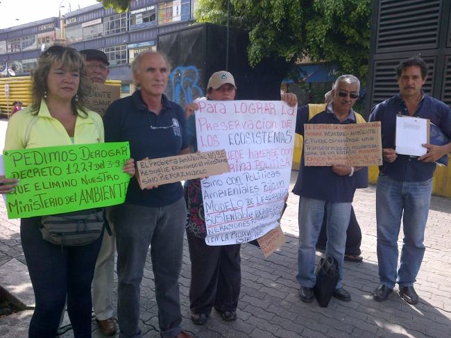 Recogen firmas para derogar decreto que pretende acabar con el Ministerio del Ambiente