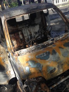 Incendian el vehículo donde trasladarían a la Virgen del Socorro (Fotos)