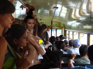 ¡Que vacilón!… Urbe photoshopeó las HIPER NALGAS de Kim Kardashian en Caracas