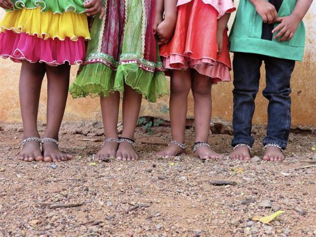 Fotografía sin fecha facilitada por Unicef India, tomada por un niño llamado Kishor en Anantha Sagar (Telangana), que muestra los pies de unas niñas adornados con tobilleras. Más de 60 niños indios han retratado su país con el foco puesto en los asuntos que más les preocupan, para mostrar su visión de la realidad en una serie de fotografías que serán presentadas este viernes en Nueva Delhi, con motivo del 25 aniversario de la Convención por los Derechos de la Niñez. / EFE
