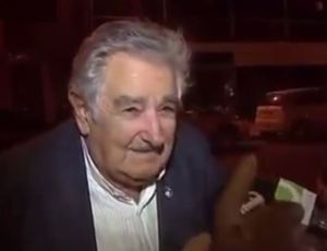 Así reaccionó Mujica cuando un mendigo pidió limosna (Video)