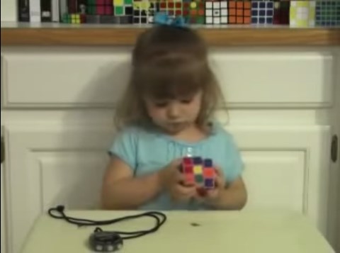 Increíble: Tiene tres años y resuelve un Rubik en menos de tres minutos