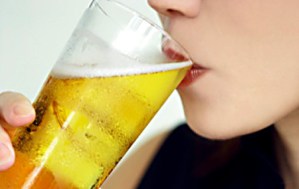 Cinco razones por las que ellas deben tomar cerveza