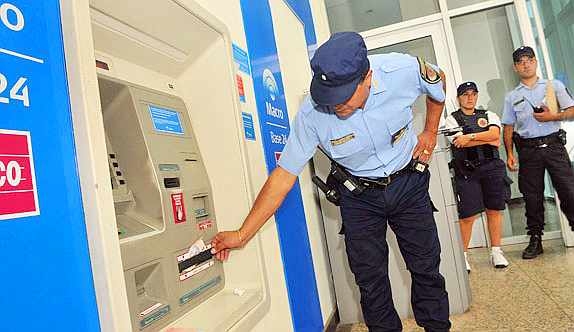 Roba un cajero automático en una comisaría, mientras los policías dormían (PLOP)