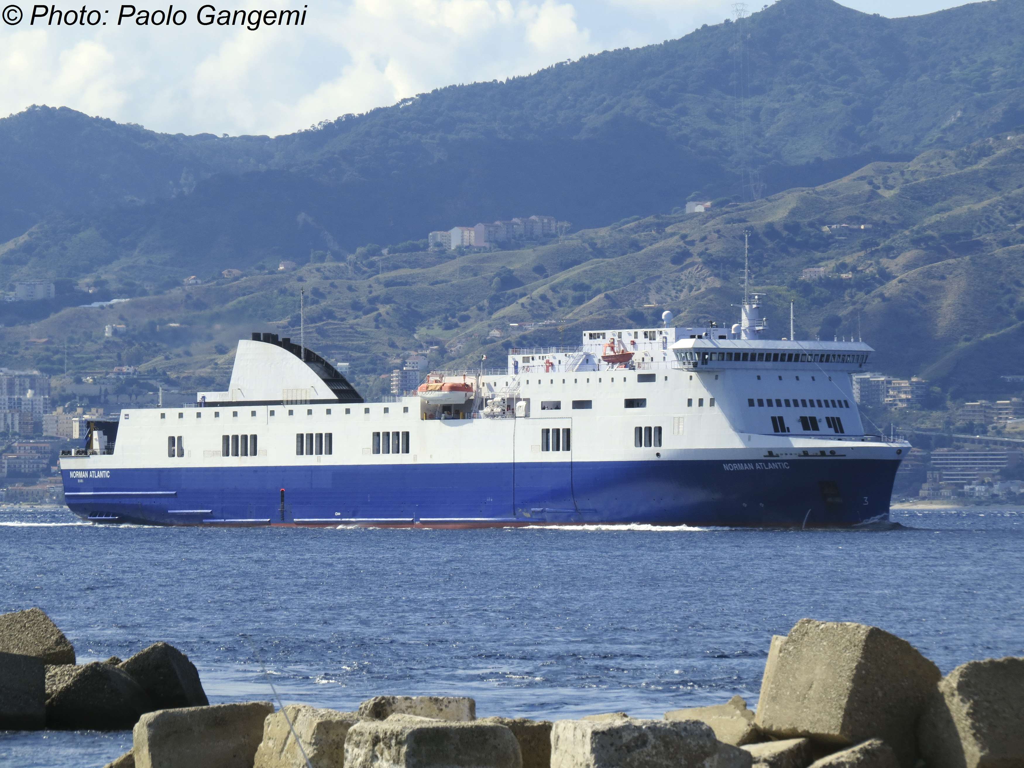 Titánica operación para rescatar de incendio a pasajeros de un ferry cerca de Grecia