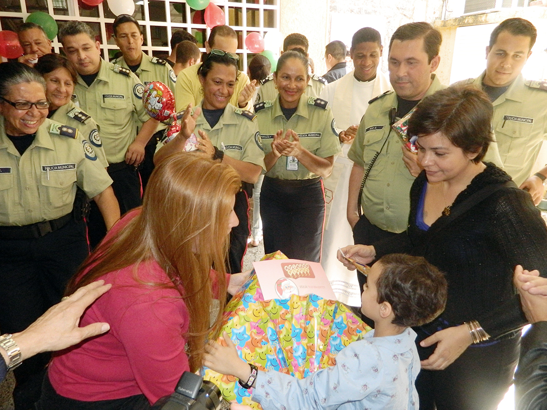 Polisucre entrega regalos a niños con cáncer (Fotos)