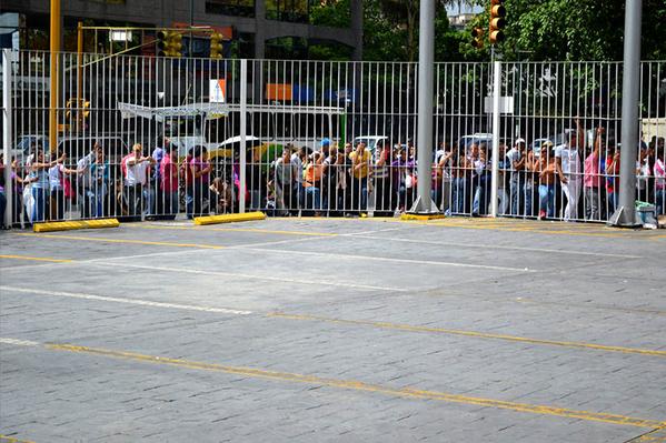 Siguen las colas en Daka Boleíta (Fotos)