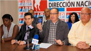 Richard Blanco: Lo que suena en Caracas no es música sino la ausencia de su alcalde