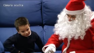 Santa pone a prueba la inocencia de estos niños (Video)