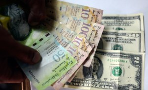 Gobierno devalúa en 1.567 por ciento el dólar viajero (video)