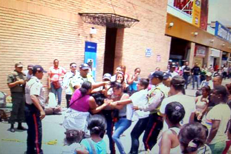 DENIGRANTE: Trifulca por pañales dejó a un policía herido y dos detenidos