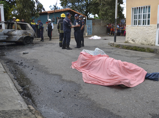 Les disparan y los prenden en candela