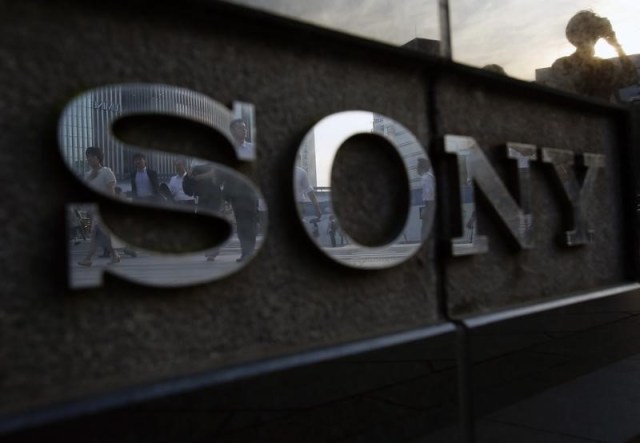 Personas se ven reflejadas en el logo de Sony en Tokio