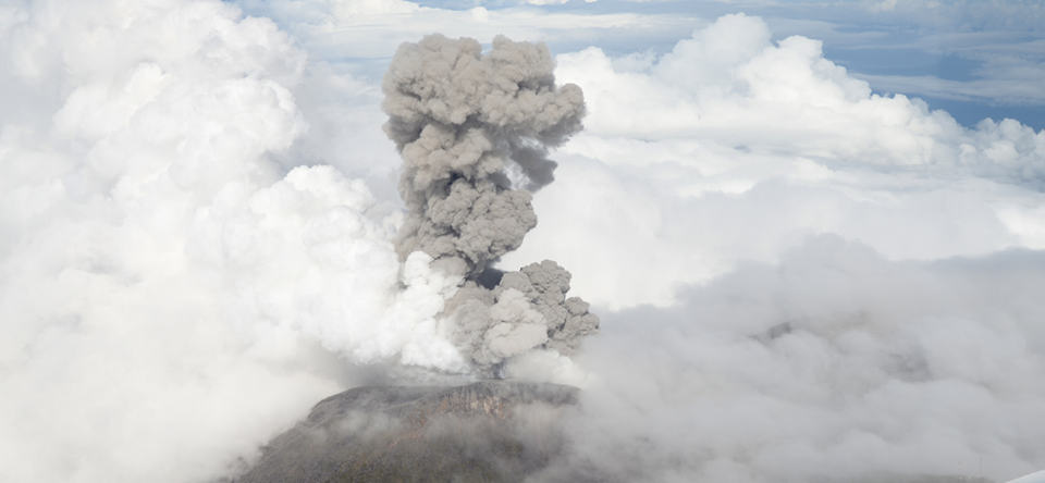 Se registra erupción en volcán Turrialba de Costa Rica