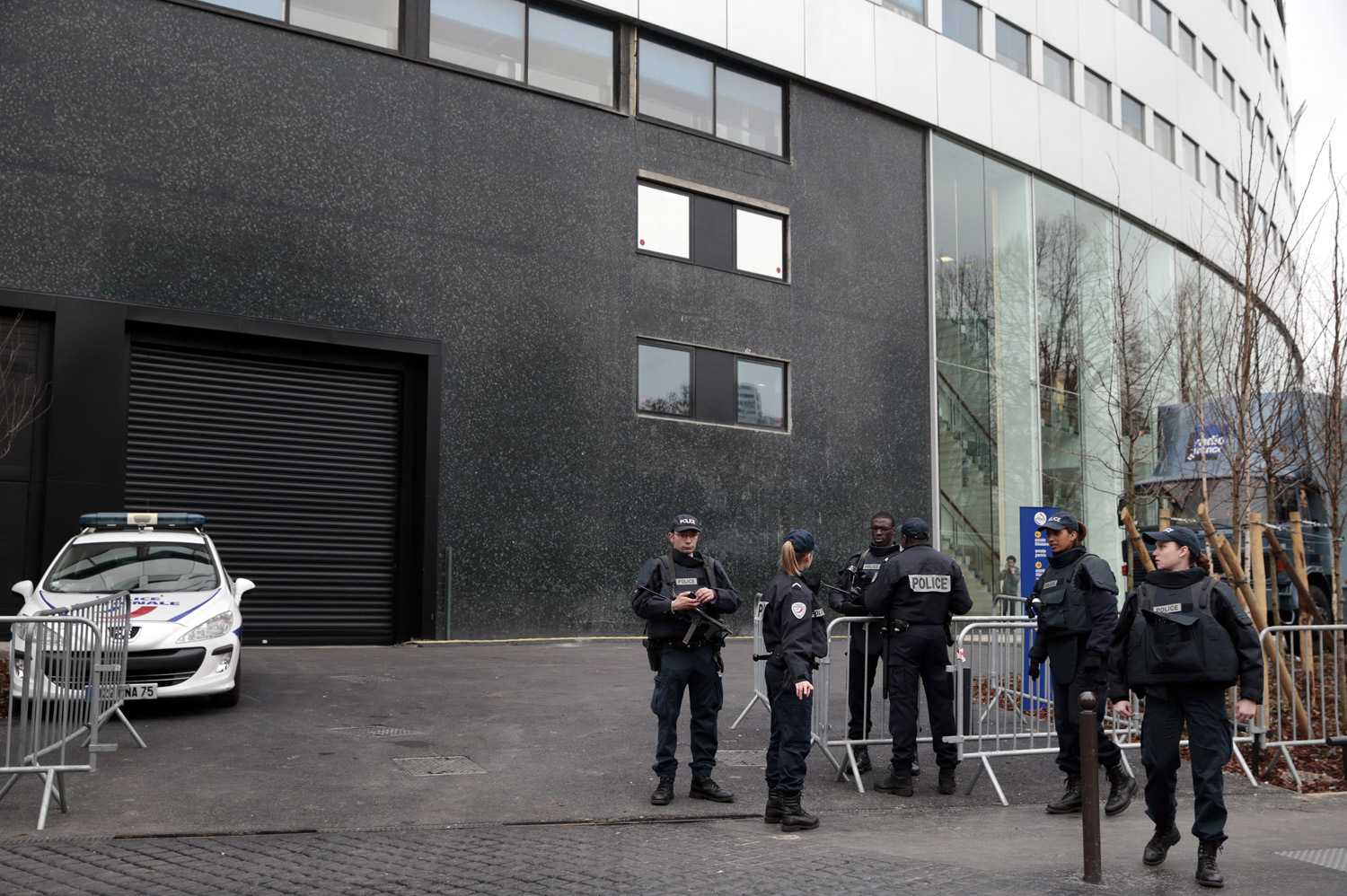 La policía busca a tres autores del atentado contra el semanario Charlie Hebdo