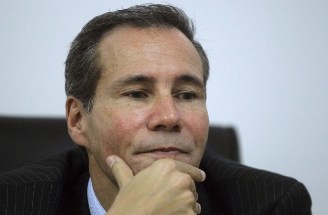 Analizan manchas de sangre en espejo para aclarar muerte de fiscal Nisman