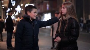 ¿Qué harán estos niños cuando se les pide abofetear a una niña? (Video)