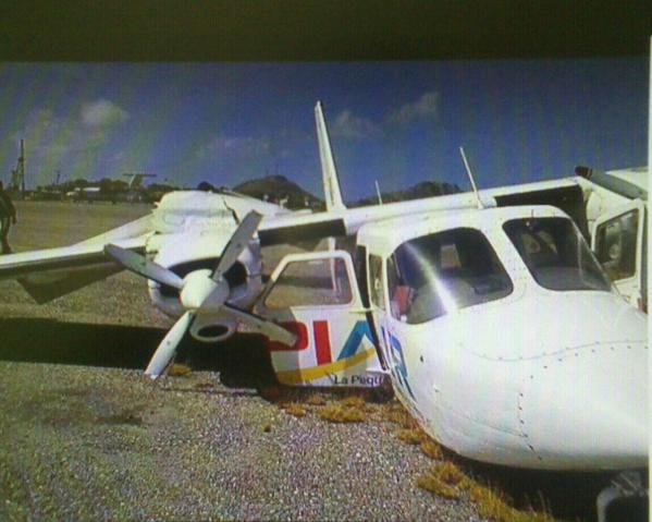 Avioneta sufre colapso al aterrizar en Los Roques con 10 personas a bordo (Fotos)
