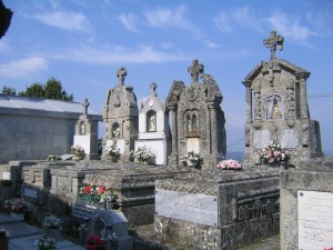 Mujeres se broncean en un cementerio (Video)