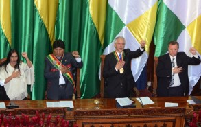 Correa y representante de España llegan a Bolivia para posesión de Morales
