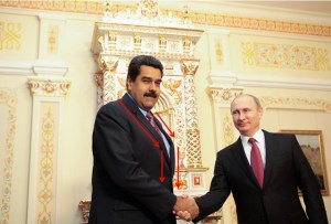 Red Fashion: El corte “tapa barriga” del flux de Maduro (fotodetalles)