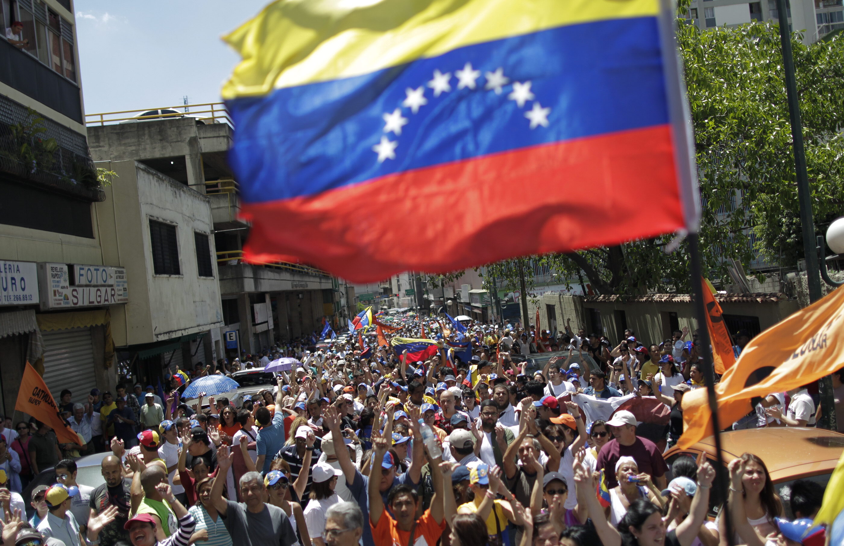 Venezolanos celebran divididos aniversario de la democracia