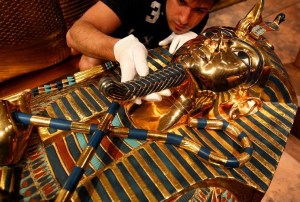 FOTOS: Rompieron barba de Tutankamón y quisieron disimularlo con pegamento