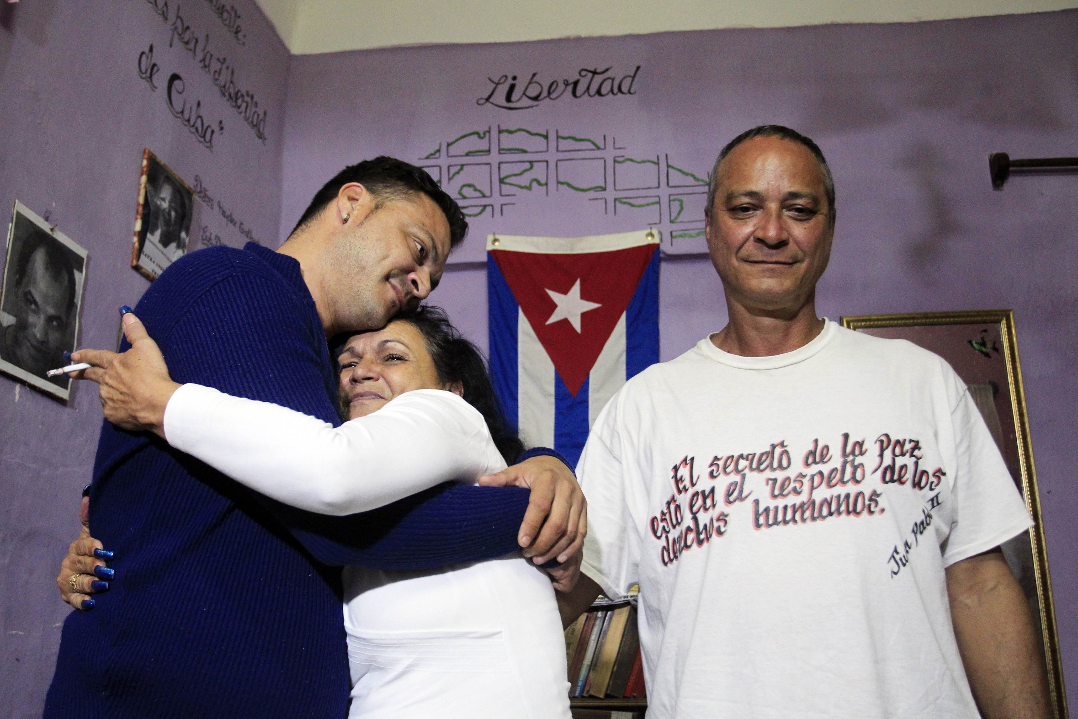 Los 36 presos liberados en Cuba se reúnen con sus familiares (Fotos)