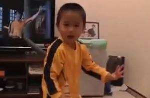 Bruce Lee “reencarna” en un niño de cuatro años (Video)