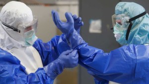 Pasajera con síntomas de ébola en un avión es hospitalizada en Nueva Jersey