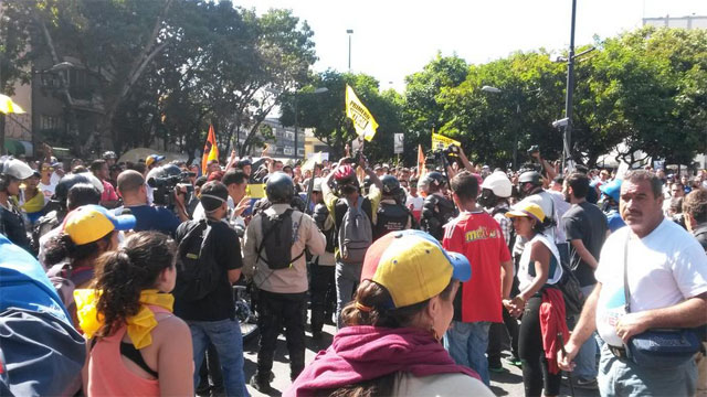 Situación tensa en Chacaíto: Manifestantes se enfrentan a la PNB (Fotos)