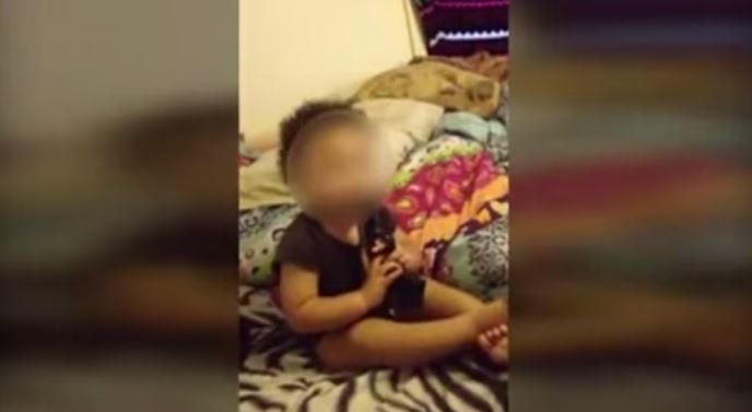 Pareja filma a su bebé metiéndose pistola en la boca (Video)