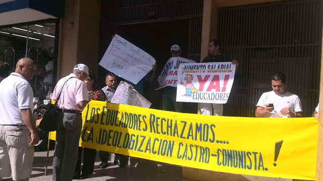 Con pancartazo docentes en Táchira exigieron aumento de sueldos #19E (Fotos)
