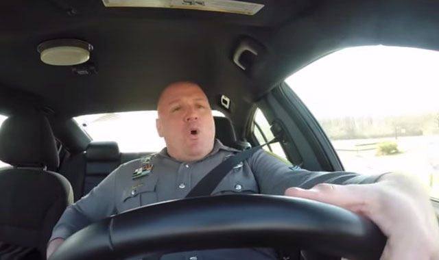 Video de policía cantando como Taylor Swift se vuelve viral