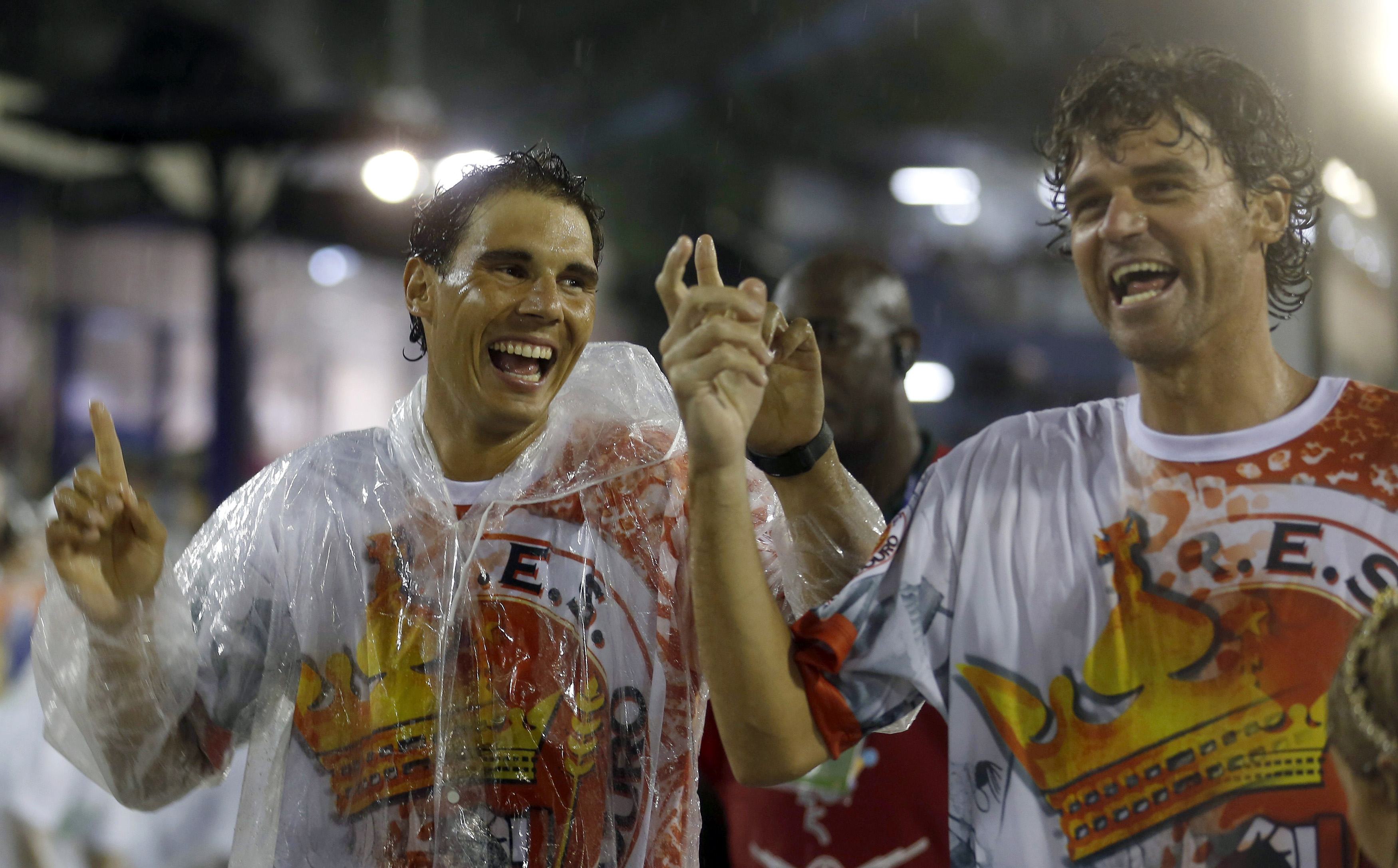 Ni la lluvia ni la falta de disfraz impiden a Nadal debutar en carnaval de Río (Fotos)