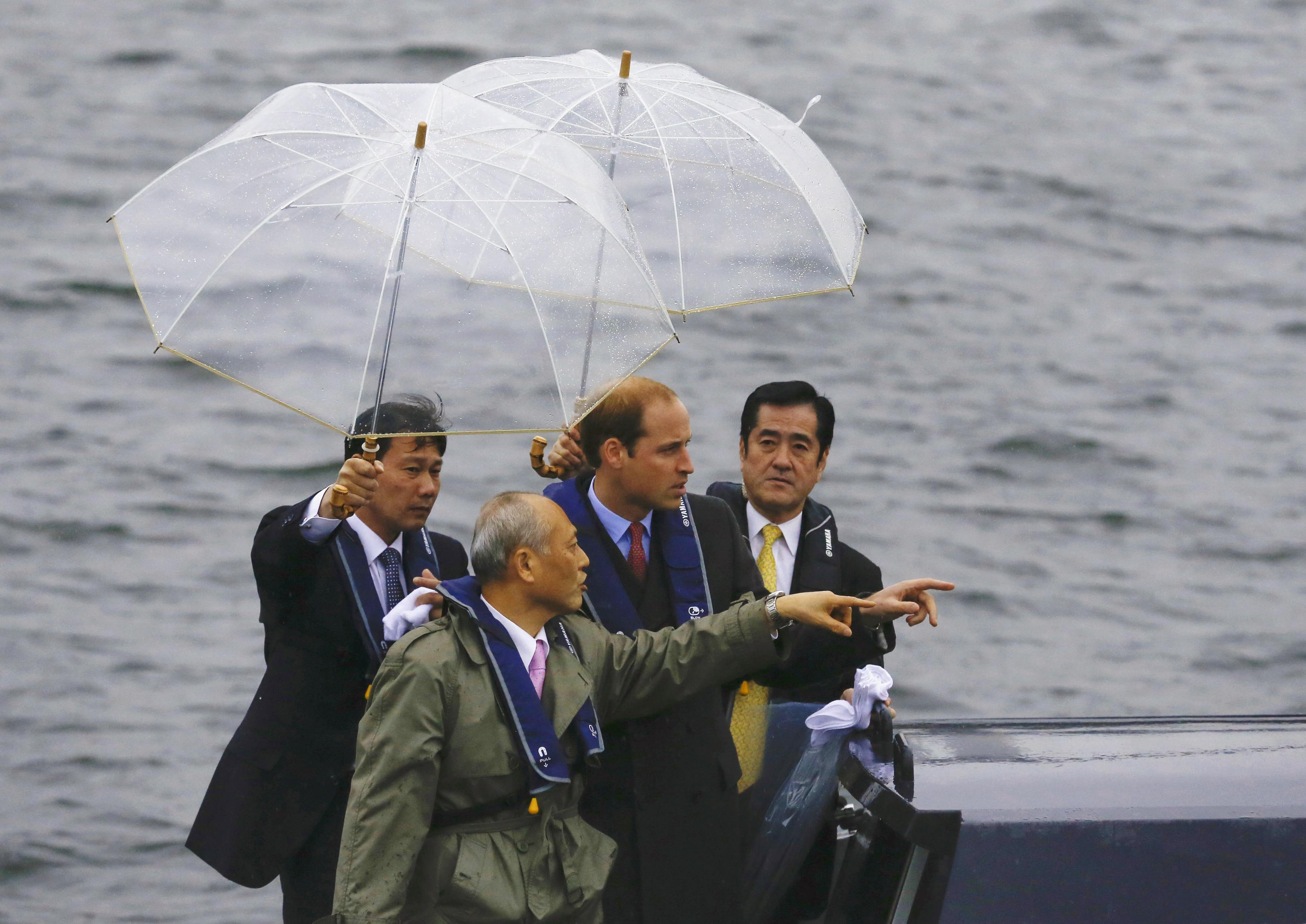 Príncipe Guillermo visita Japón sin su esposa Kate