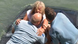 EN FOTOS: Increíble rescate de una mujer que se ahogaba en su auto