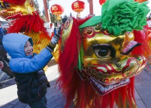 Los chinos salen a la calle para entrar en el año de la cabra (Fotos)
