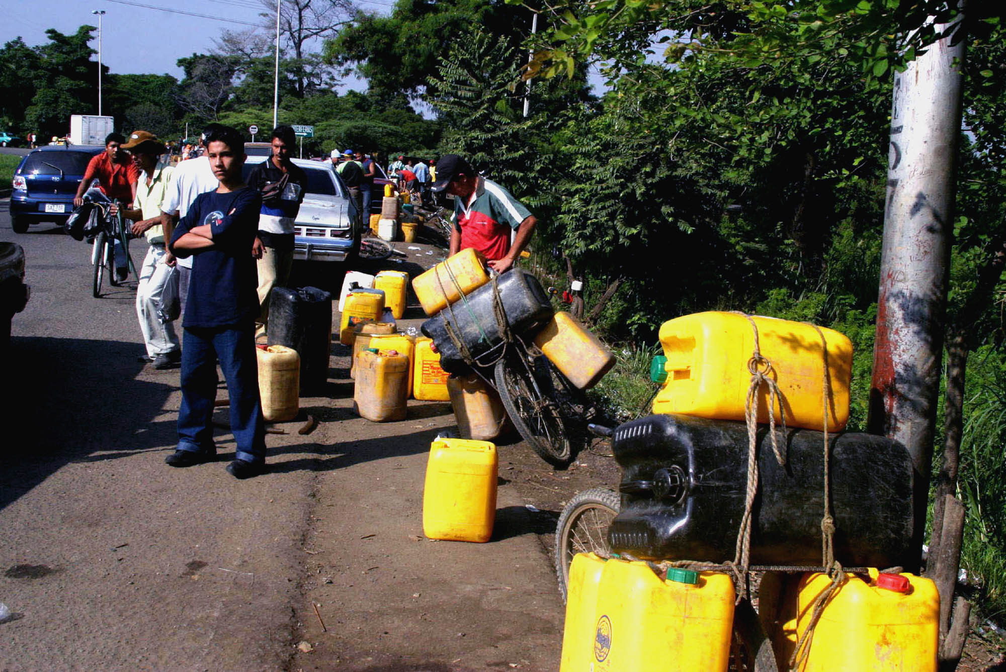 Intensifican controles en la frontera ante aumento de gasolina en Colombia