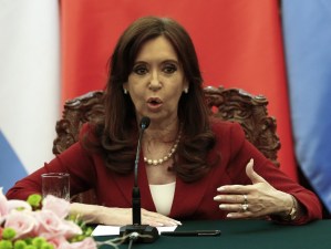 Kirchner cambia puestos claves de su Gobierno en recta final