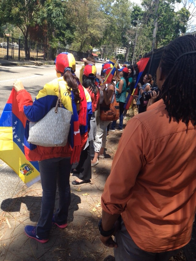 Venezolanos en Trinidad y Tobago luchan para enviar a casa medicinas y productos básicos de salud