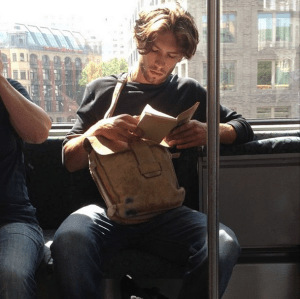 “Hot Dudes Reading”: El Instagram que muestran lo sexy que se ven los hombres leyendo (Fotos)