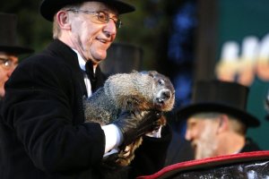 La marmota Phil pronostica seis semanas más de invierno en EEUU