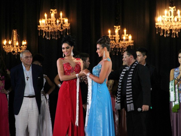 La primera finalista del Miss Amazonas le arrancó la corona a la ganadora (Video)