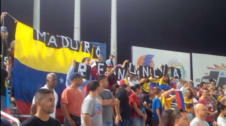 Pancartazo contra Maduro en la inauguración de la Serie del Caribe