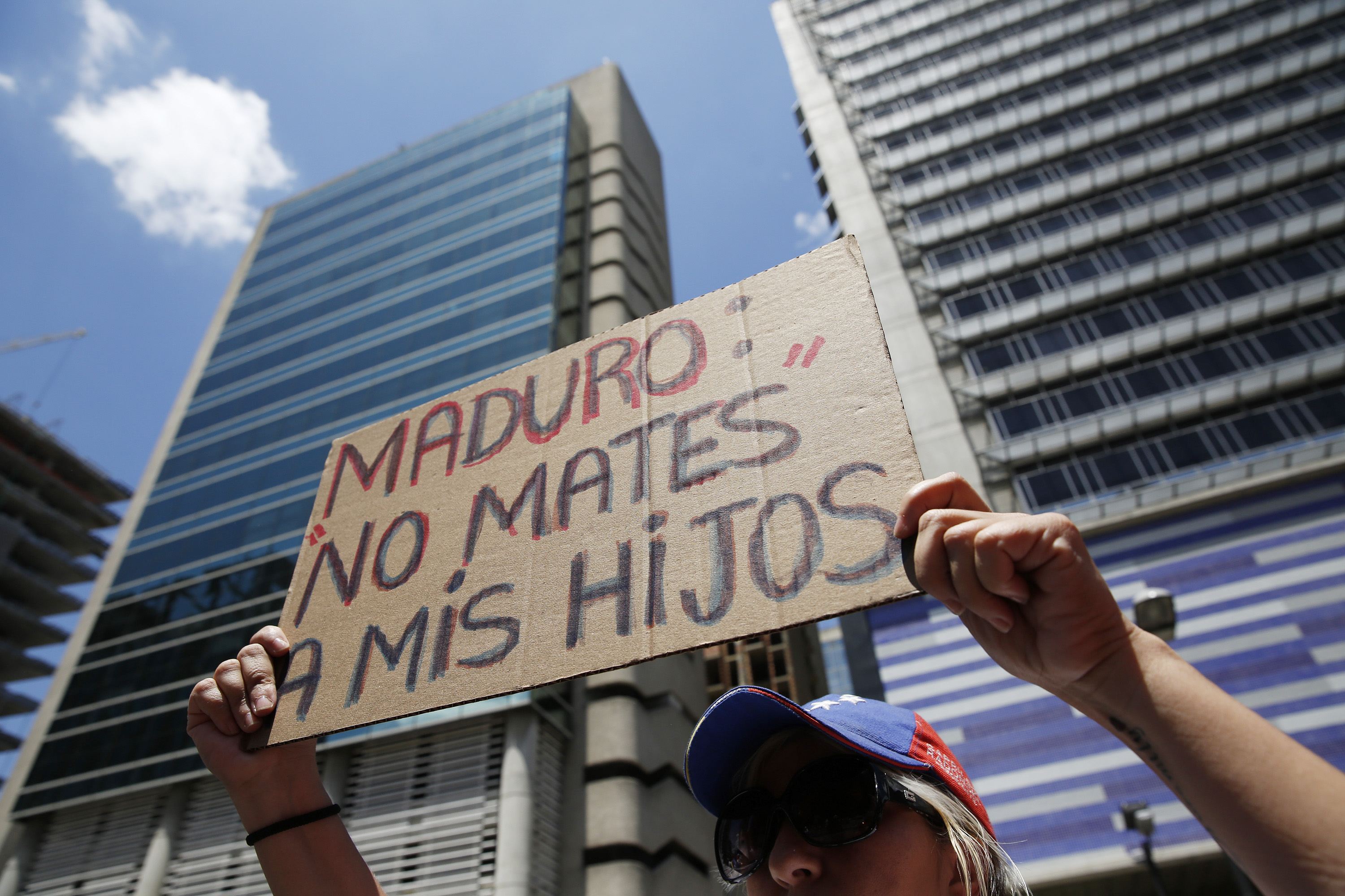 Madres venezolanas tomaron las calles en defensa de sus hijos (Video)